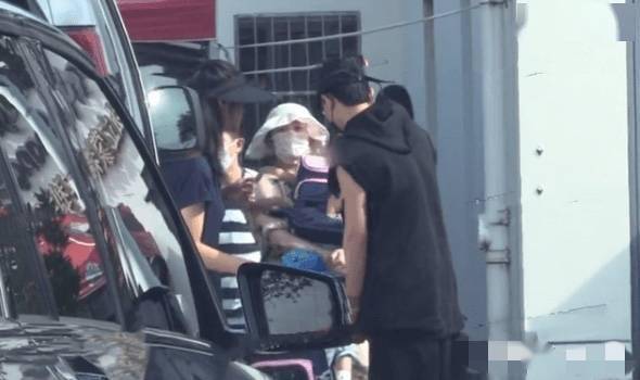 合体|谢娜产后与张杰合体秀恩爱，接双胞胎女儿放学，身材臃肿抱娃显吃力