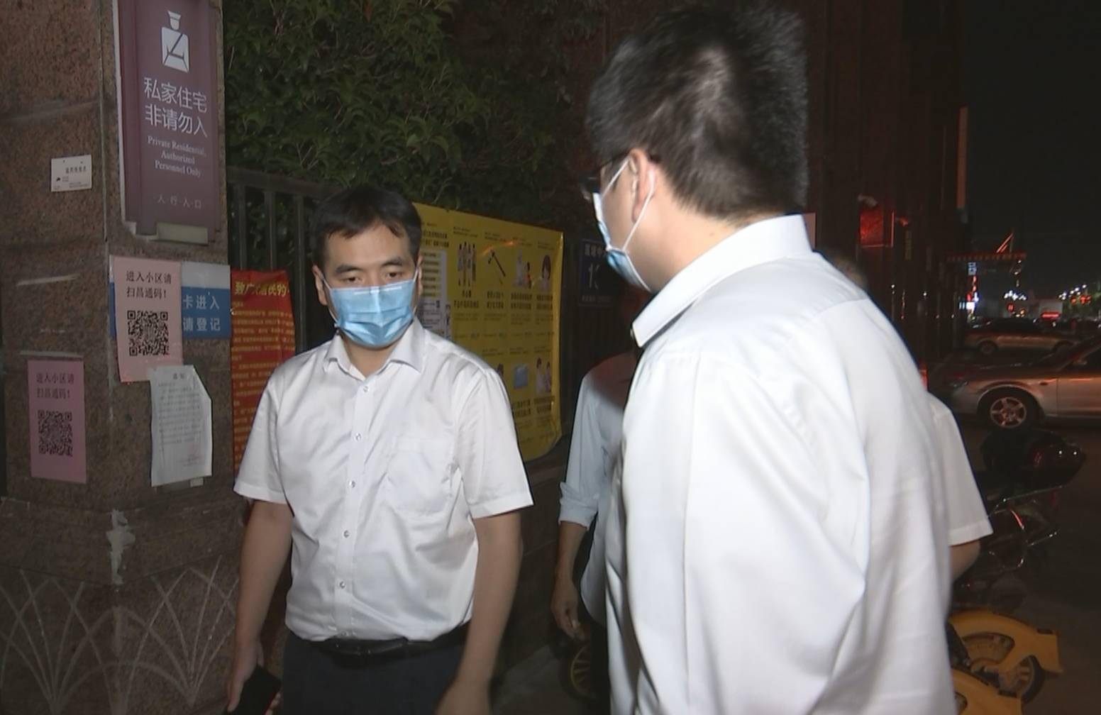 8月26日晚,南昌县委副书记,代县长贾彧超深入我县部分社区小区,实地