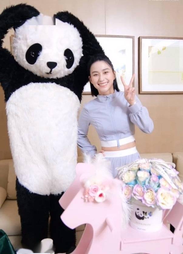 身为赌王的女儿,何超莲的一举一动都深受网友们的关注.