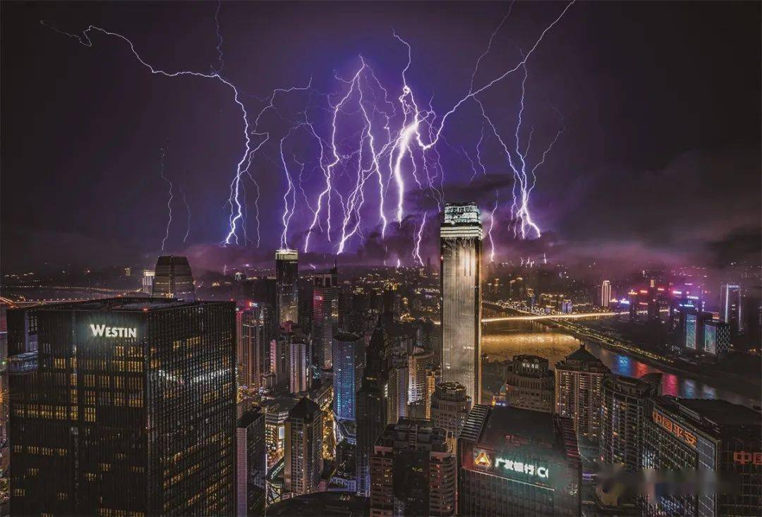 摄影师罗星追闪电的重庆人