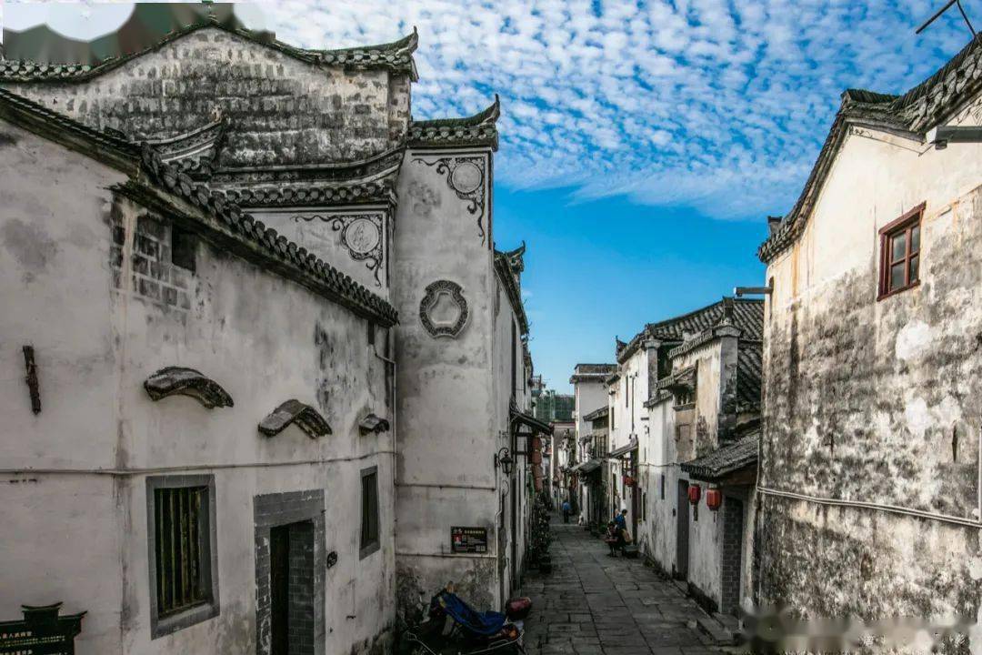 散发着岁月迷人的气息,总会有那么几条幽幽古巷,在婺源的每个古村里