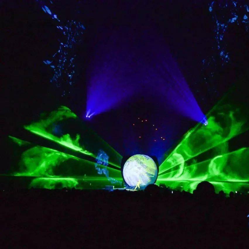 《腾龙飞天》激光秀