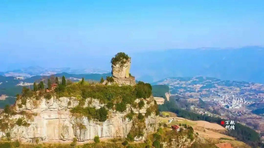 位于万州区白土镇人头村,山顶上一块由侏罗系沙溪庙组砂岩经风化剥蚀