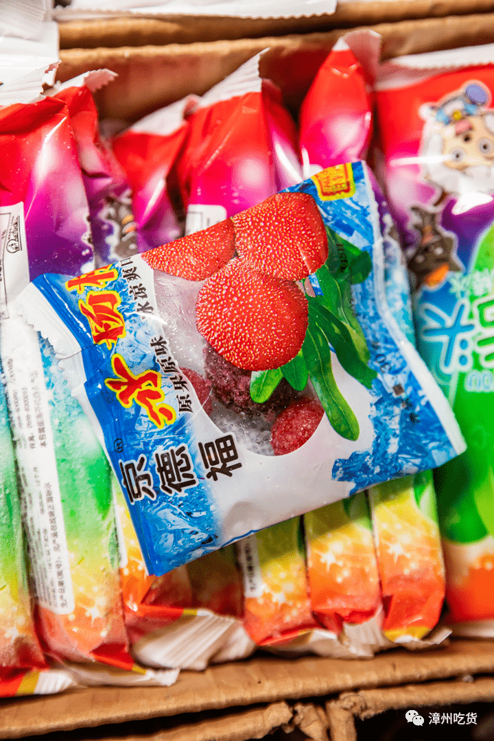 比起小时候,它的包装似乎缩水了,杨梅比小时候也小了很多,口感冰冰凉