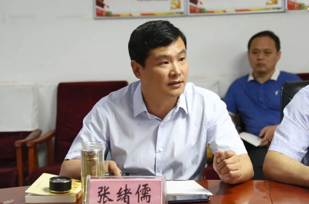 大学城实验学校党支部书记,校长张绪儒及教师代表汇报l了学校基于