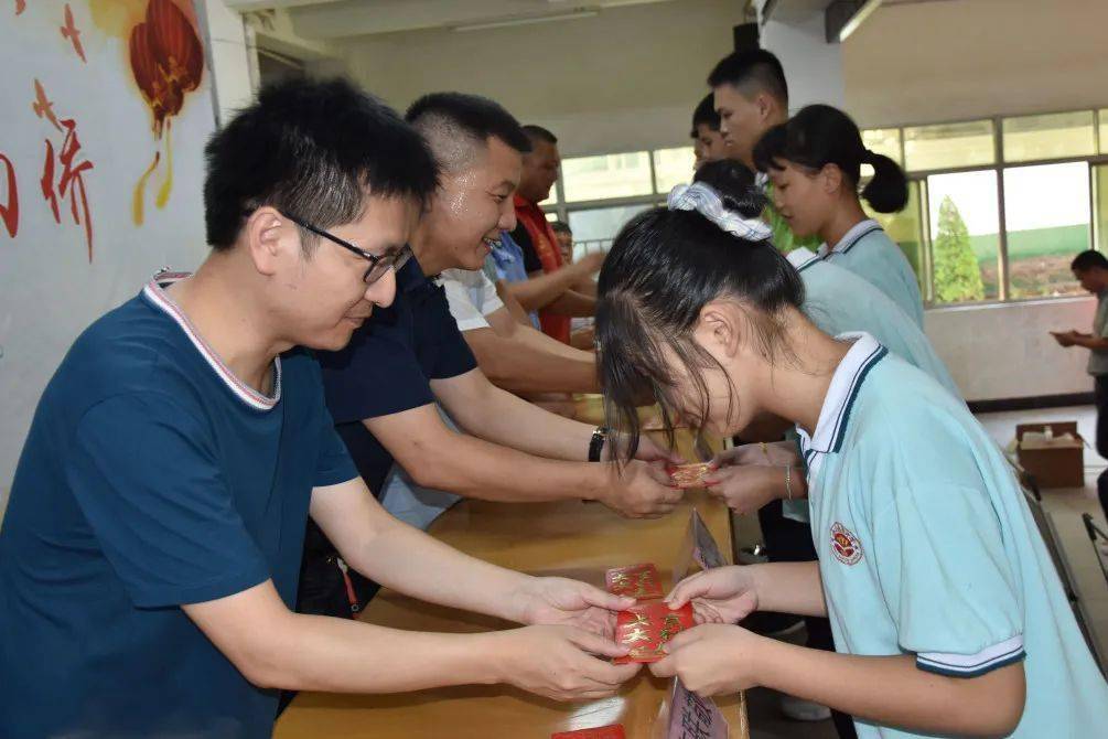 水头镇南侨中学举行捐资助学暨交通安全宣传进校园活动