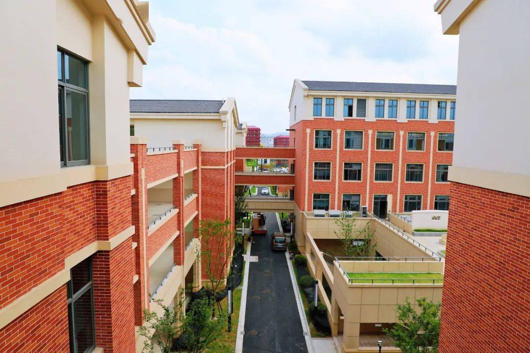 以及原仓前中心小学长松校区150名一年级新生,连具塘村运溪路以西部分