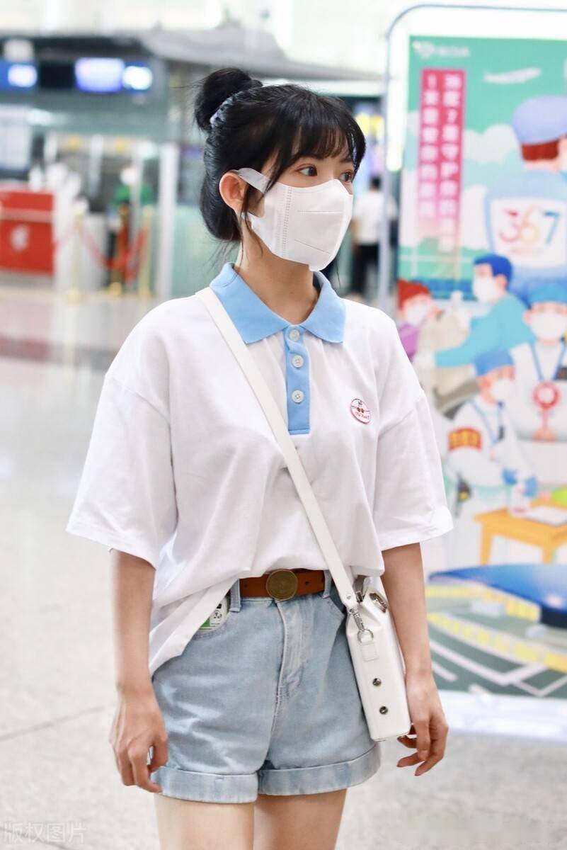 赖美云蓝领衬衫搭配短裤简单休闲,身挎白色小包扮甜美学妹