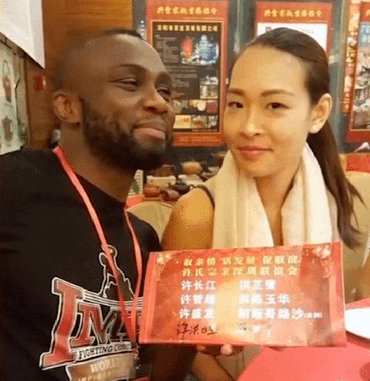 毅然决然地嫁给了有着"非洲拳王"称号的胡斯·哥路沙(vuyisile coloss