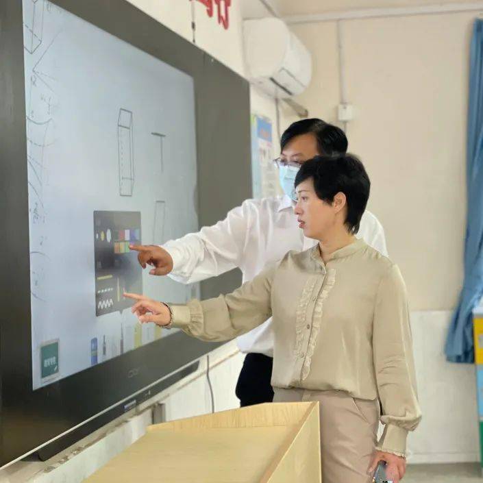 县政府副县长张素兰到泾县新时代精英学校考察调研