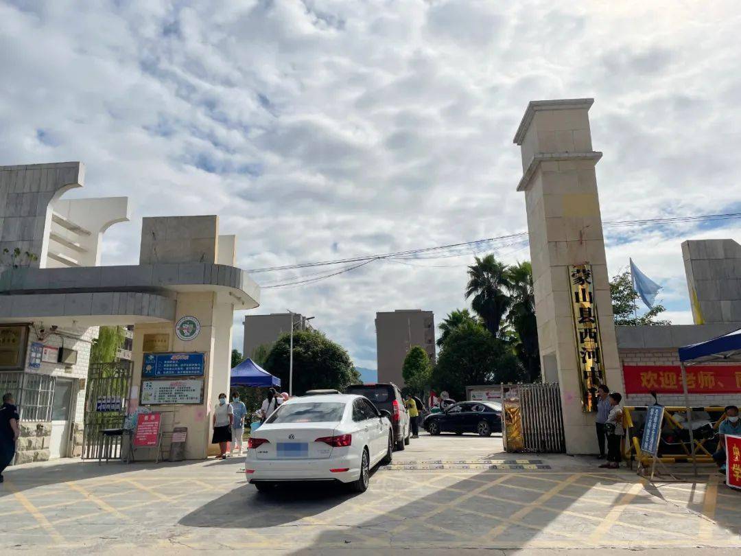 蒙山这两所中学迎新有特色!
