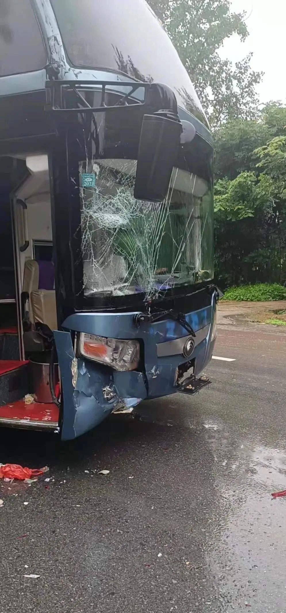 邓州突发!失控客车追尾一辆棕色suv