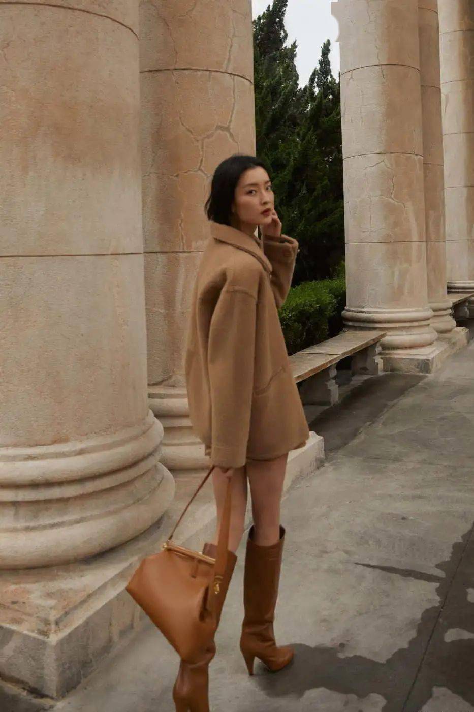 棕色|秋天背什么包？跟着这些明星抄作业就成！