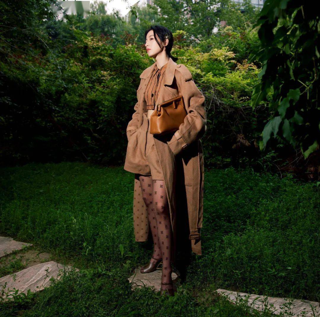 棕色|秋天背什么包?跟着这些明星抄作业就成!