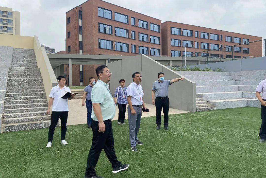西安市教育局局长贾轶昊调研创新港交大附中开学情况