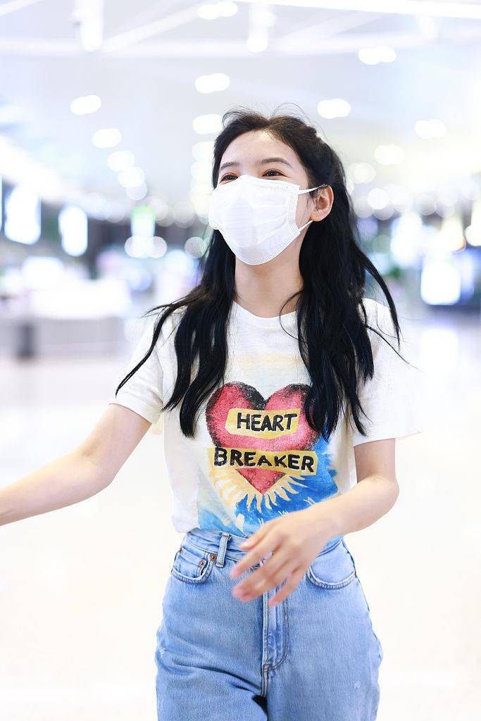 心形|章若楠穿白T牛仔裤清新可爱 比心卖萌甜度浓浓