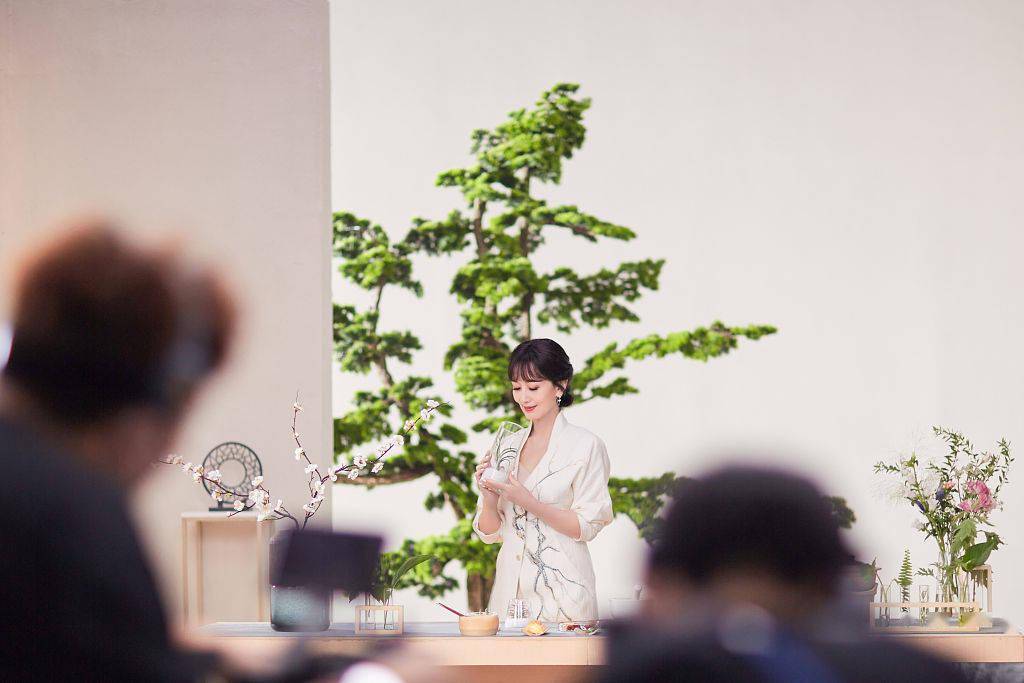 眼波|赵雅芝素色连衣裙显婀娜身姿 眼波婉转灵动气质佳