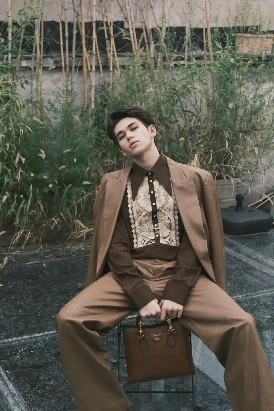 棕色|秋天背什么包?跟着这些明星抄作业就成!