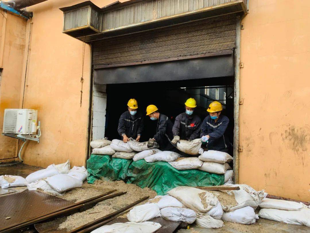 天力公司吴寨矿职工正在矿门口码放防水沙袋,防止雨水进入矿院视频