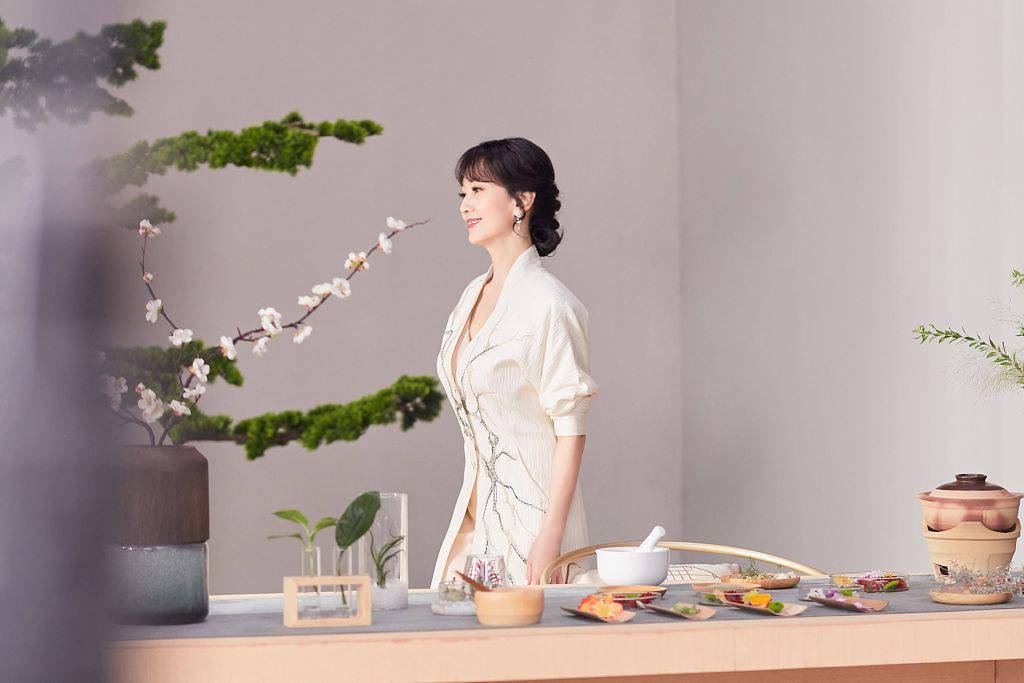 眼波|赵雅芝素色连衣裙显婀娜身姿 眼波婉转灵动气质佳