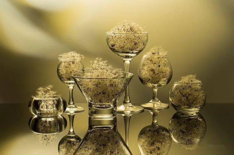 晶莹剔透的色彩玻璃静物下