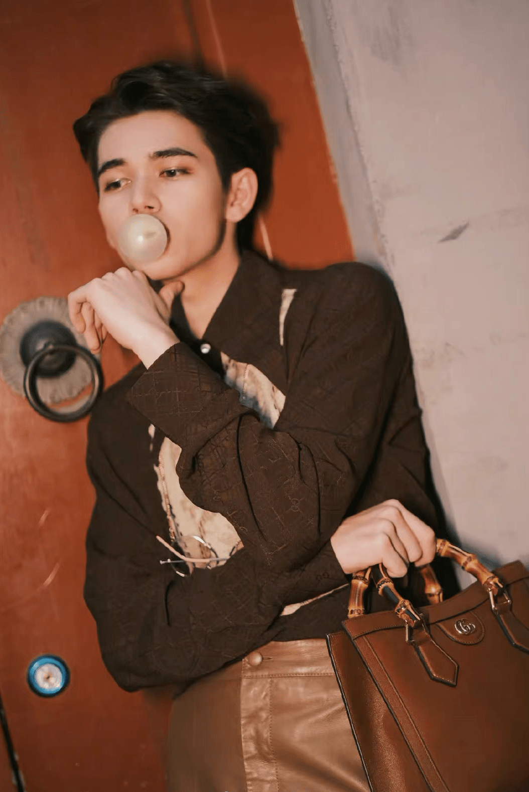 棕色|秋天背什么包？跟着这些明星抄作业就成！