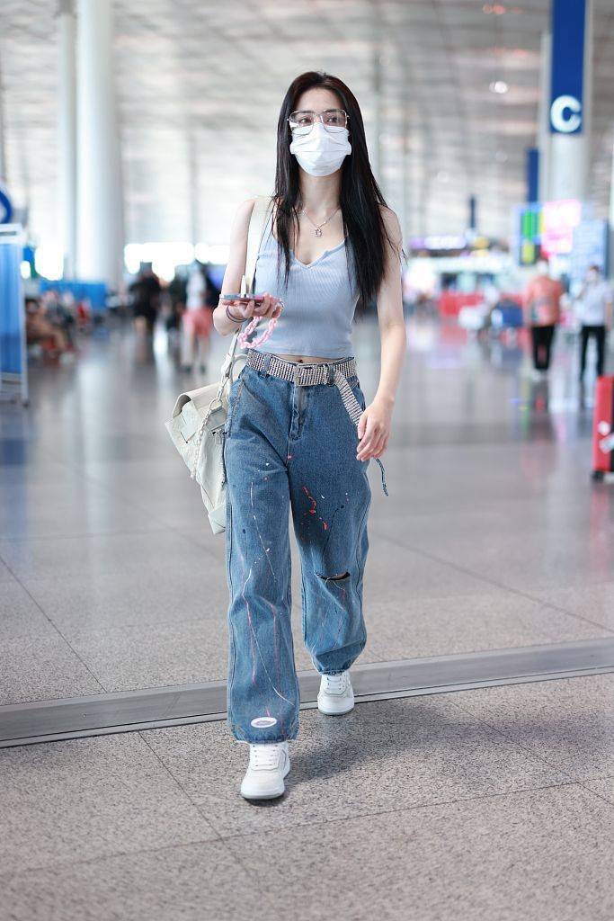 徐璐穿蓝色吊带露脐装 秀出傲人小蛮腰