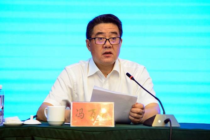 省交通运输厅党组书记冯万斌在会上讲话省政府副秘书长孙繁柏主持会议