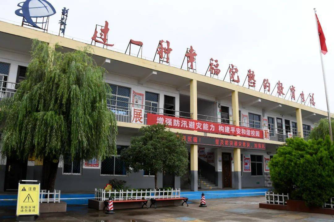 趙振峰一行先後到縣第二實驗幼兒園,上店鎮汝南小學,汝陽一高等地實地