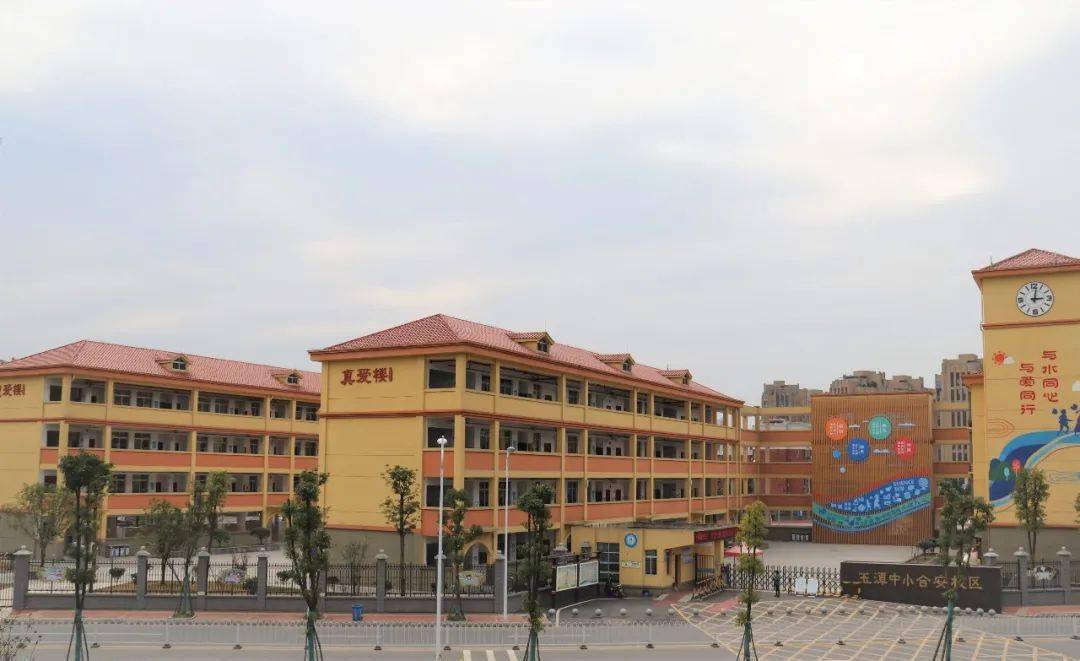 长郡沩东中学崭新的课本,洁净的教室,温馨的祝福,我们开学啦!