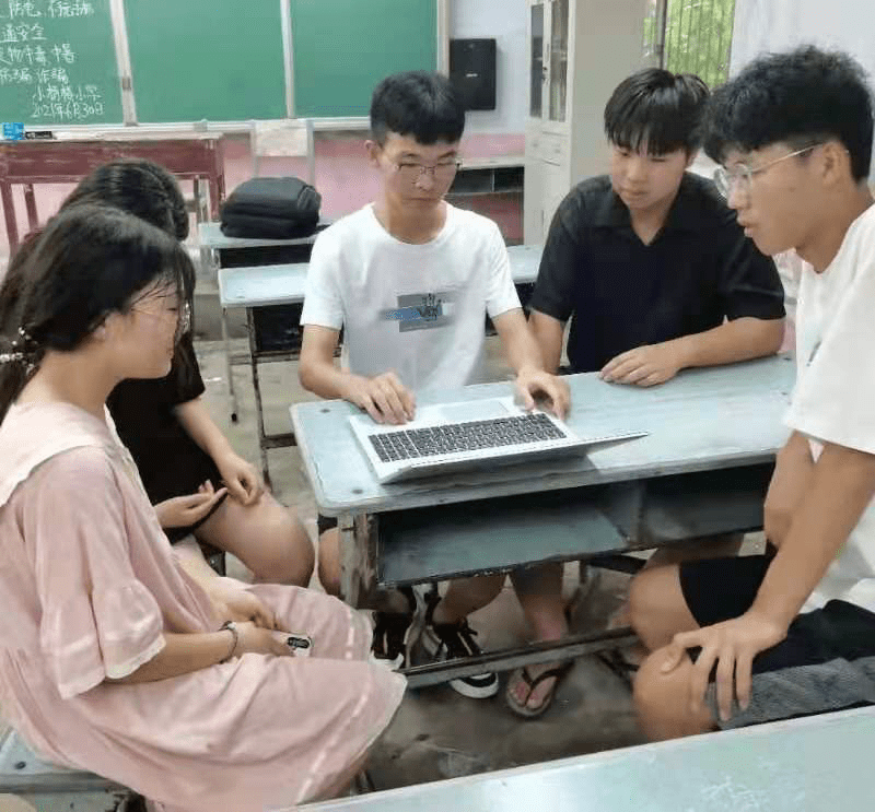 在进行科普时,杨书哲同学耐心讲解,并询问孩子们他们对编程的理解.