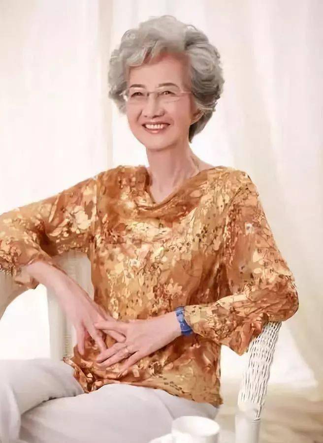 94岁老大姐在养老院化妆赏花走模特步太佩服了