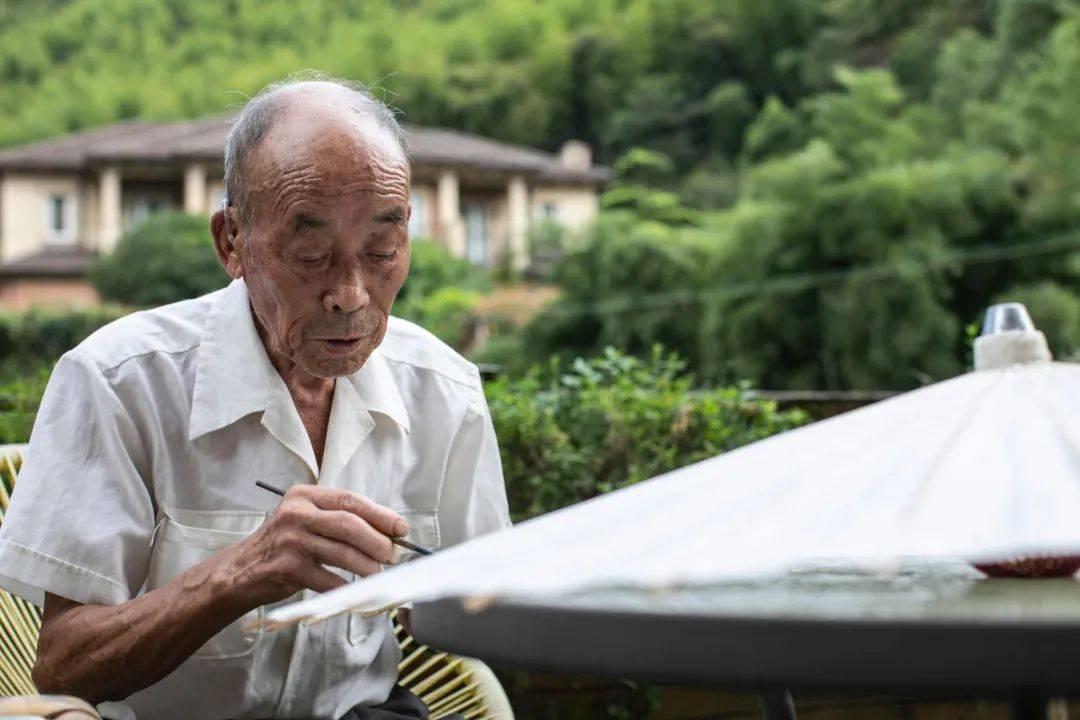 技艺|一把伞600元，排队半个月才能买到！90后小伙这手绝活太惊艳