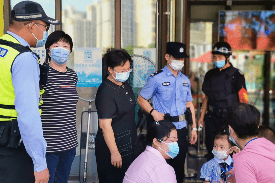 交警支队锡山大队组织警力做好开学保障▲经开公安分局华庄派出所