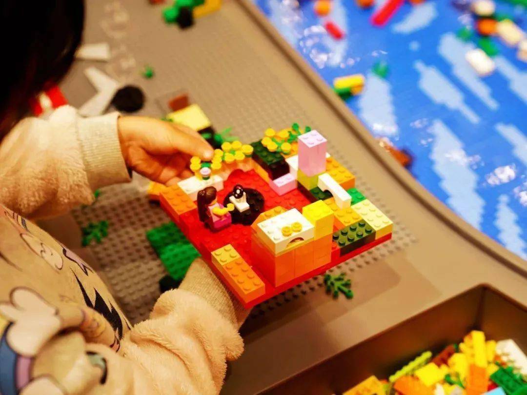 喜欢乐高拼搭的孩子