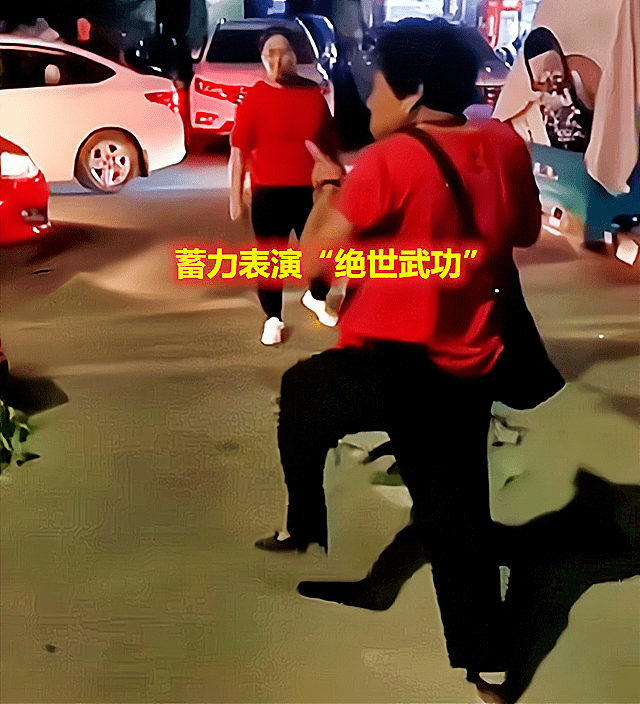 搞笑浙江一男子找不到车位怒吼摊贩占道被摊主大妈用绝世武功还击