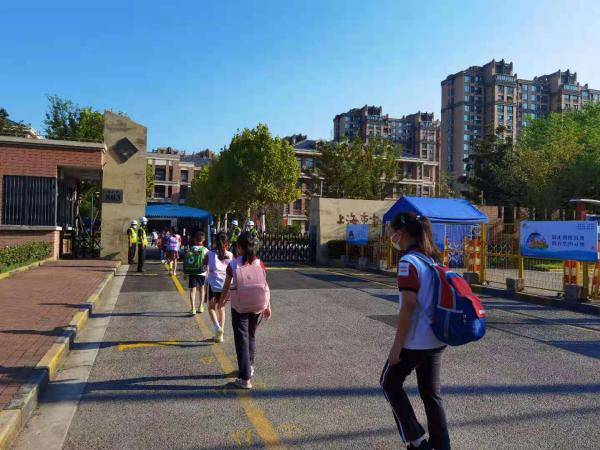 直击上海中小学开学第一天孩子们背着小书包元气满满进校园