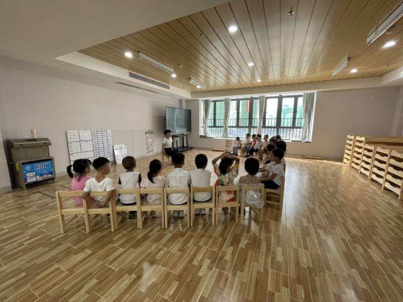 校区|舞狮、棒棒糖……开学日，中山新建小学幼儿园迎来新一批萌娃