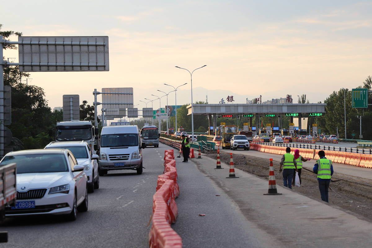 银川南收费站广场进行改造 将增加两条通行车道