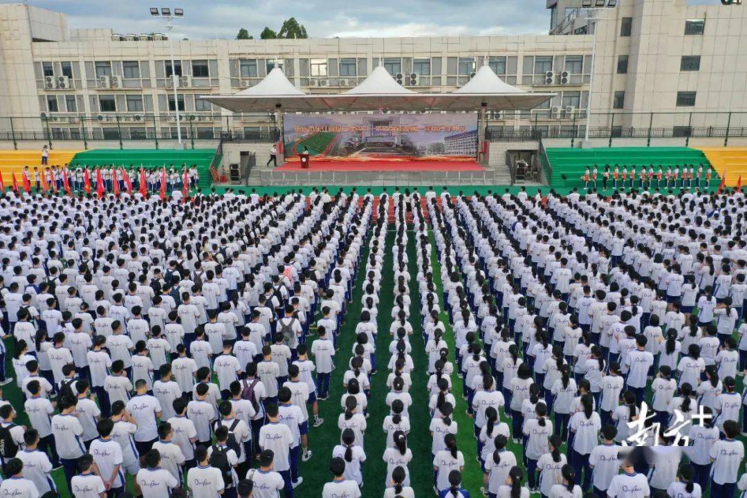 在校門口迎接各位同學 惠州 早上7時許 惠州市東江高級中學師生 迎來