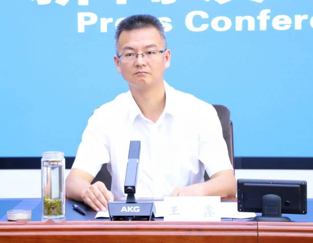 办公室主任王鑫同志和省生态环境厅核与辐射安全监管处处长葛宏英女士