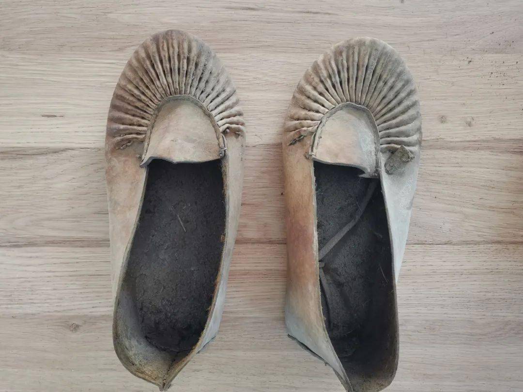 一双靰鞡鞋东北三件宝"人参,貂皮,靰鞡草",当时人们在大草甸子上割回