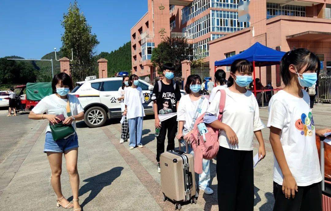开学报名最后一天,我县城乡校园都有感动人心画面_秀山