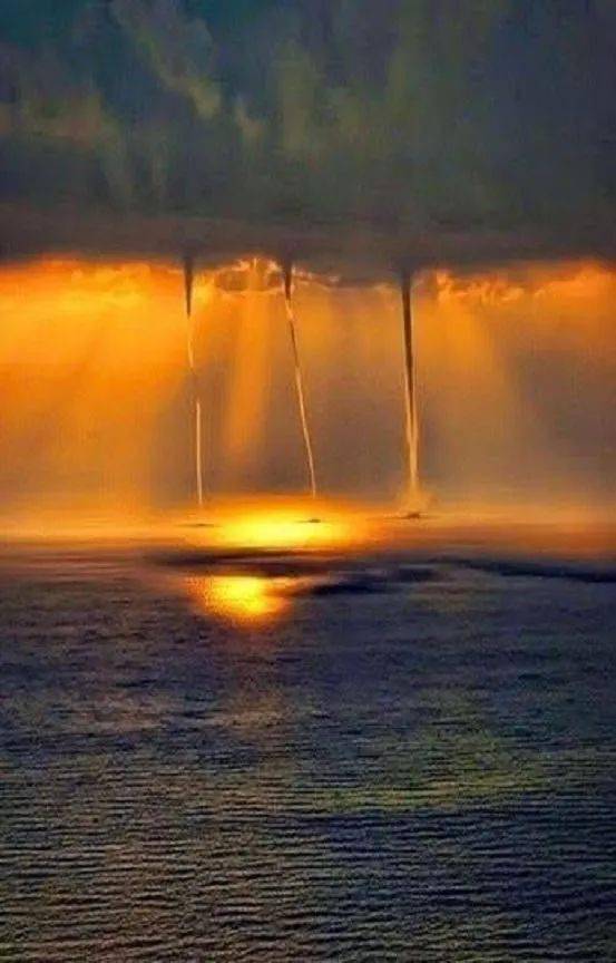 罕见的龙吸水现象