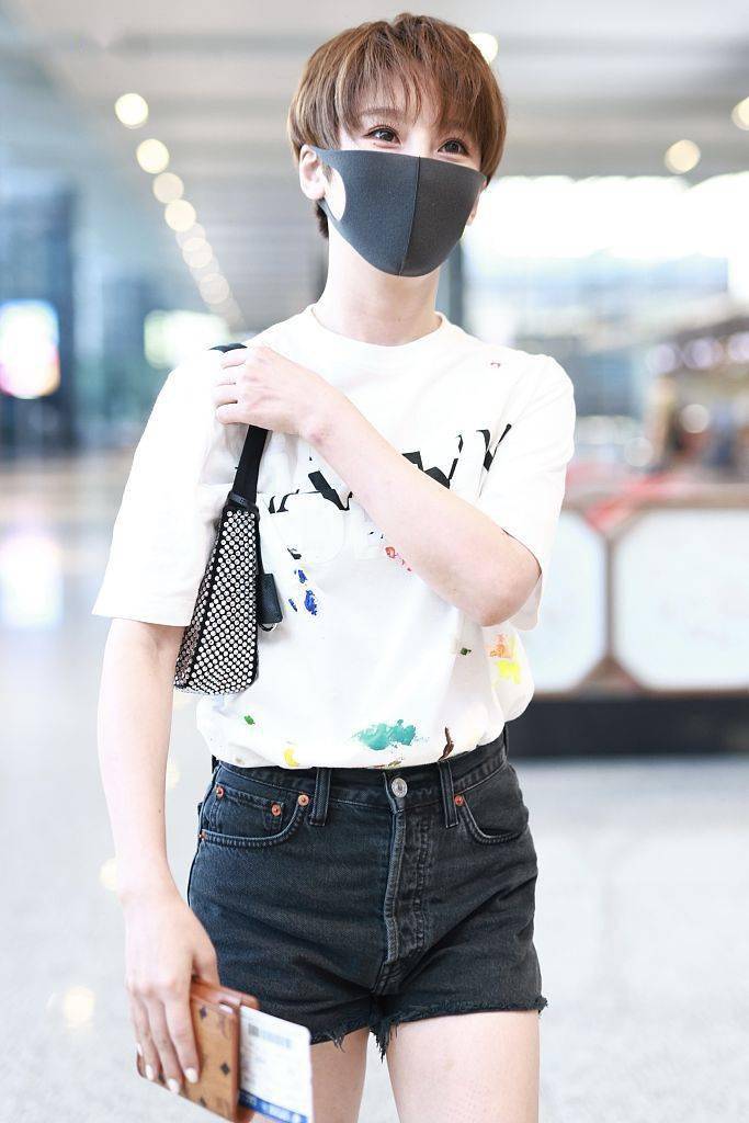 牛仔|谢楠印花白T深灰牛仔短裤 穿搭清爽元气满满