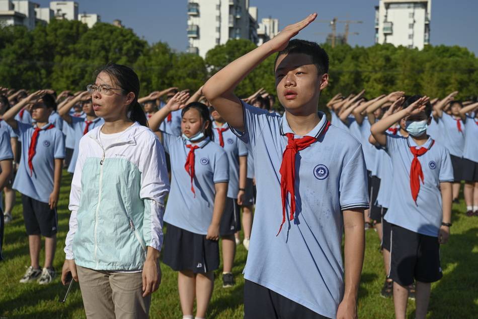 朱伟辉|城事｜开学首日遇高温：典礼缩短，第一课“致四年后的自己”