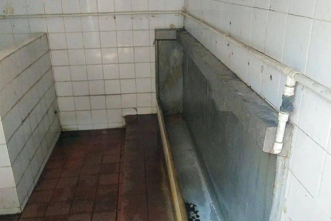 露天旧式厕所图片