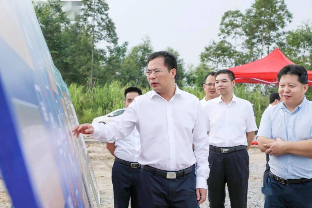 郭嘉在致辞中指出,近年来,平果市坚定不移走"工业强市"之路,积极培植"