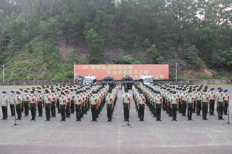 惠州支队2021年度夏秋季士兵退役仪式百余名退役士兵胸前佩戴大红花