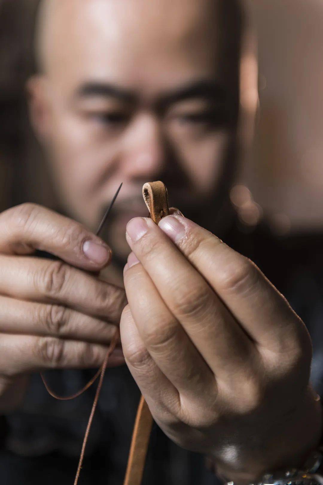 皮具制作流程不下 20 道, 但新派皮匠冯平深却坚持手缝制作皮具作品